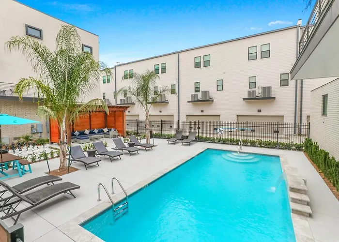 Spacious 4Br Home W Pool & Parking !!!